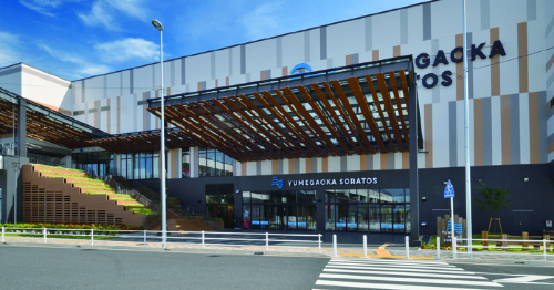 屋上までつながる階段で施設の回遊性を確保